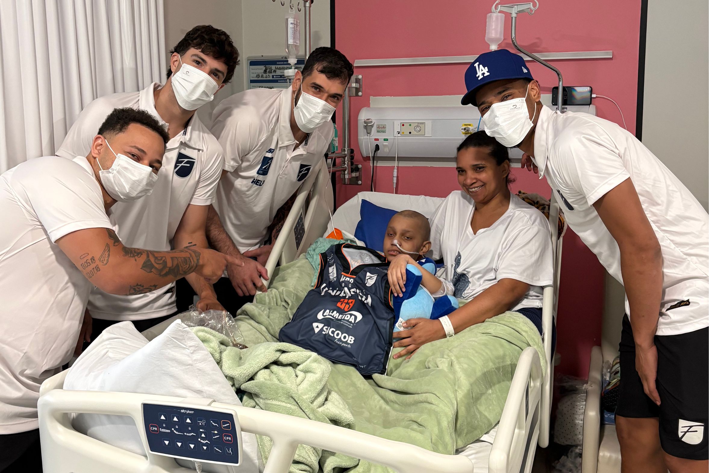 Basquete Unifacisa participa de duas ações solidárias e leva alegria a crianças em hospitais de Campina Grande (PB)